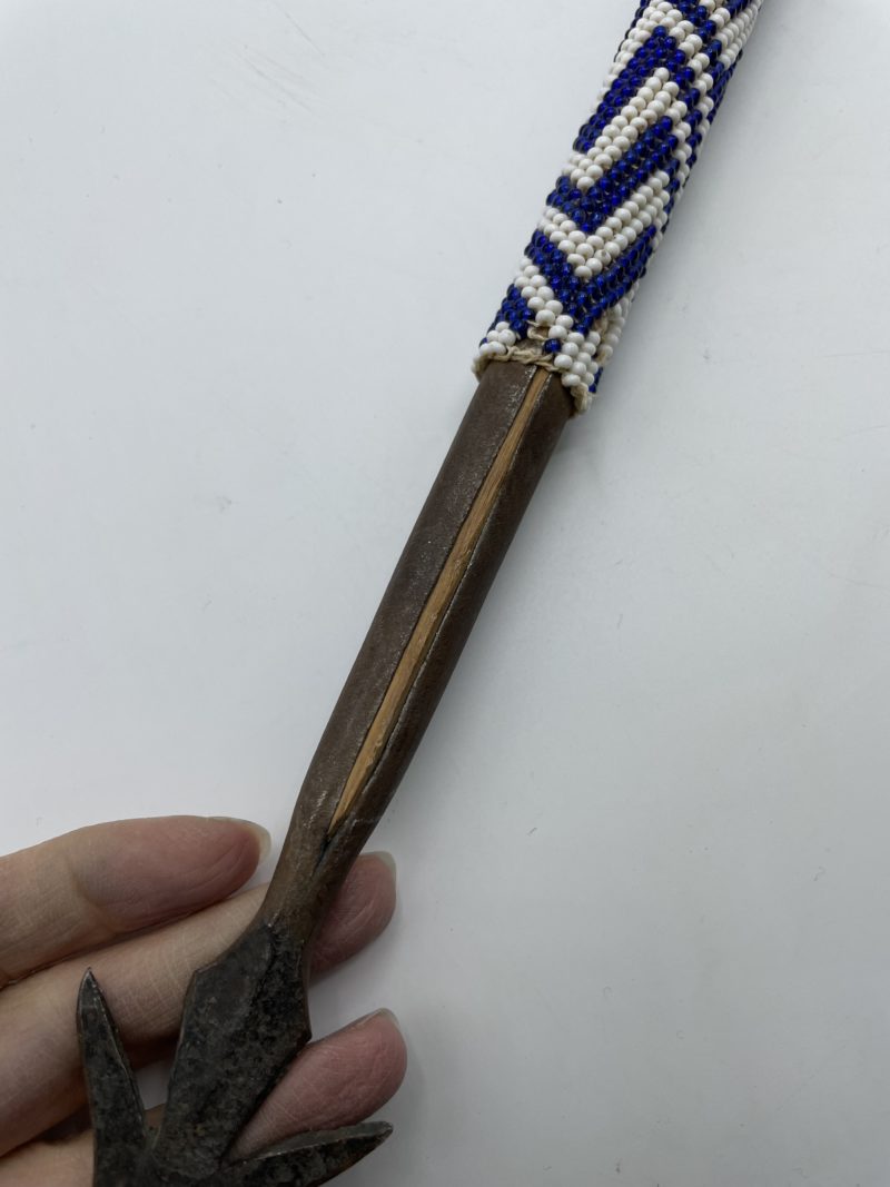 Pointe de sagaie africaine bois fer forgé et perles – Image 4