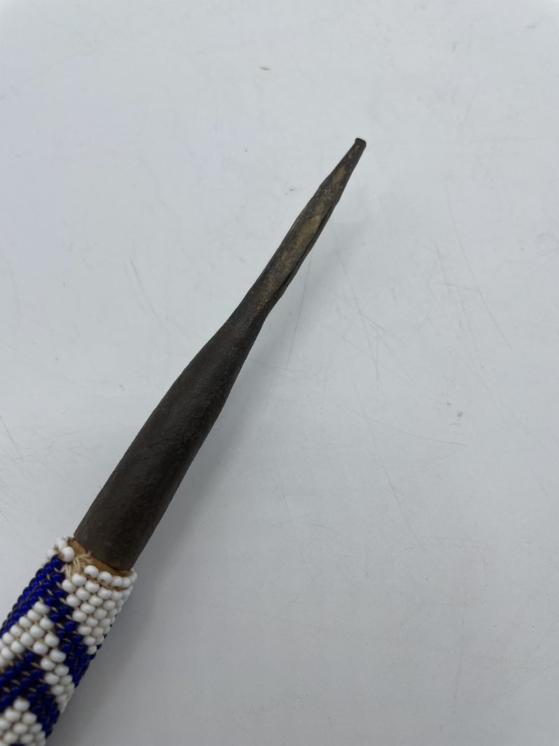 Pointe de sagaie africaine bois fer forgé et perles – Image 3