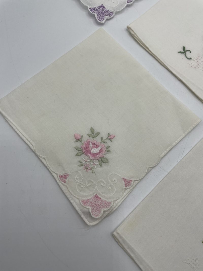 Lot de 7 mouchoirs brodés vintage – Image 11