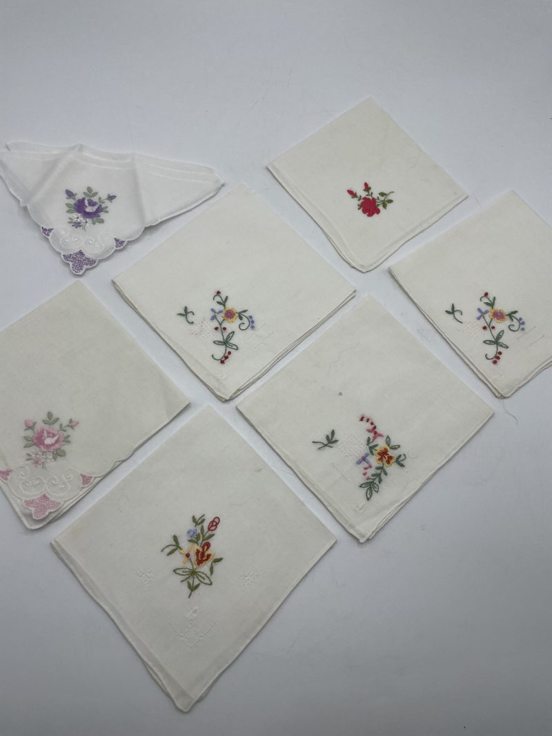 Lot de 7 mouchoirs brodés vintage – Image 10