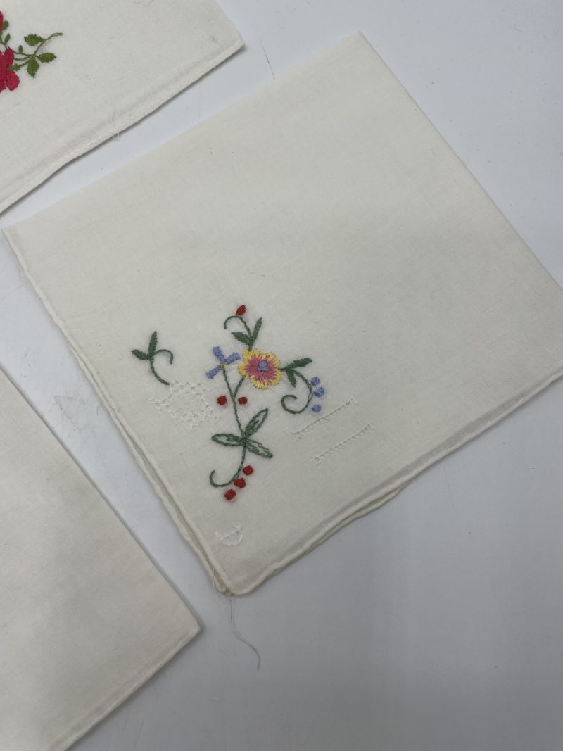 Lot de 7 mouchoirs brodés vintage – Image 9