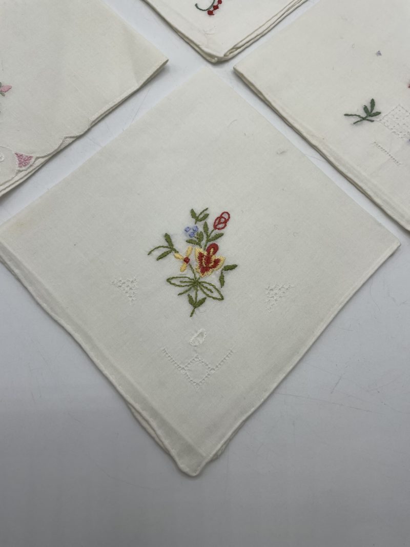 Lot de 7 mouchoirs brodés vintage – Image 8
