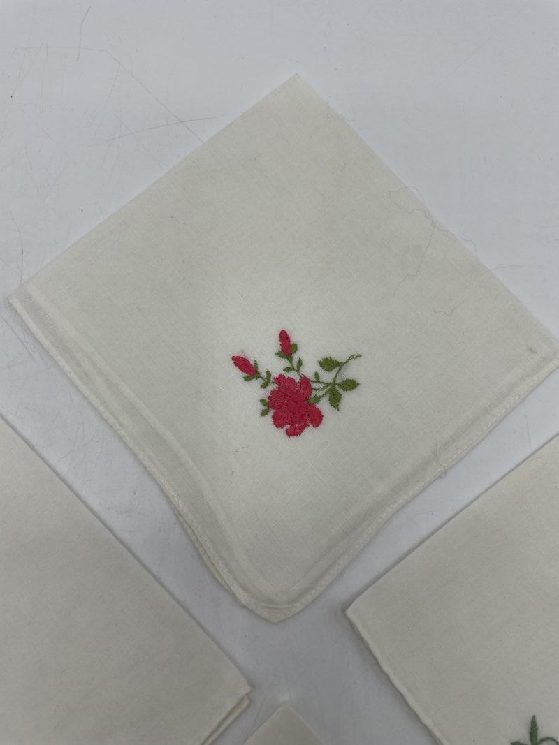 Lot de 7 mouchoirs brodés vintage – Image 5