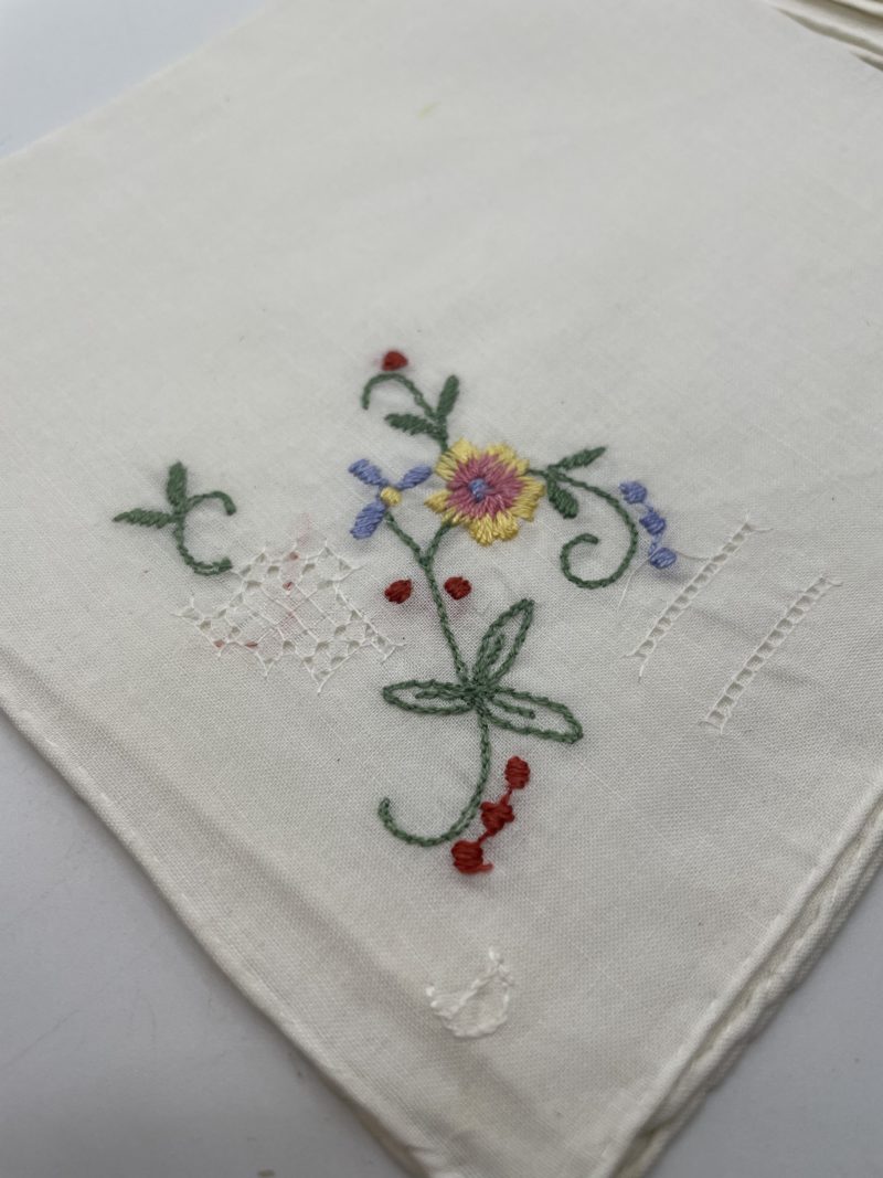 Lot de 7 mouchoirs brodés vintage – Image 6