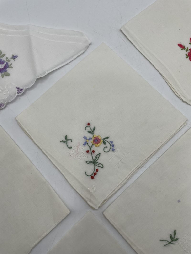 Lot de 7 mouchoirs brodés vintage – Image 7