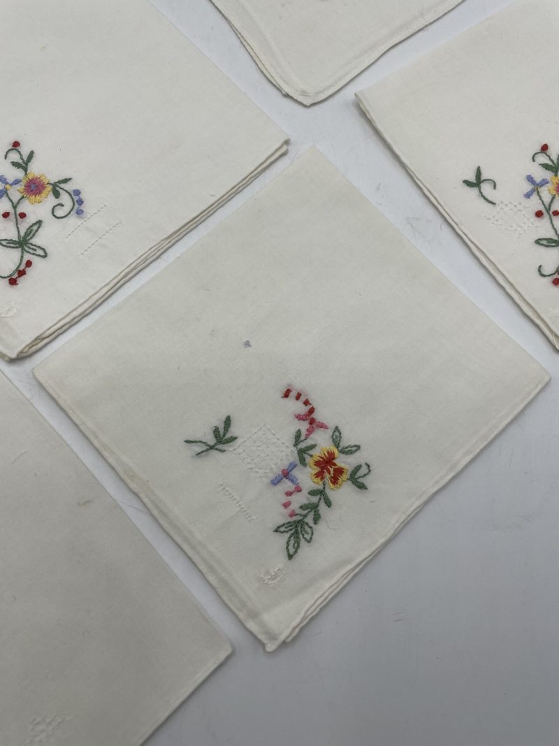 Lot de 7 mouchoirs brodés vintage – Image 4