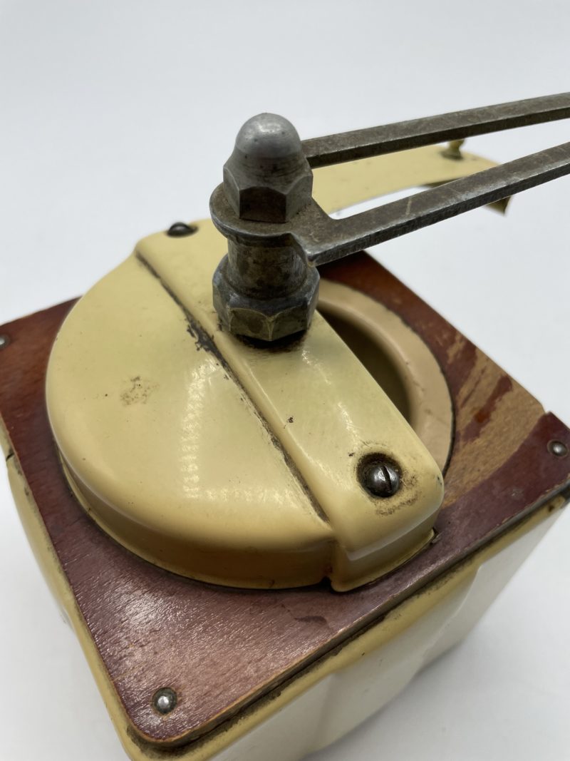 Moulin à café vintage Peugeot frères bois et métal laqué – Image 4
