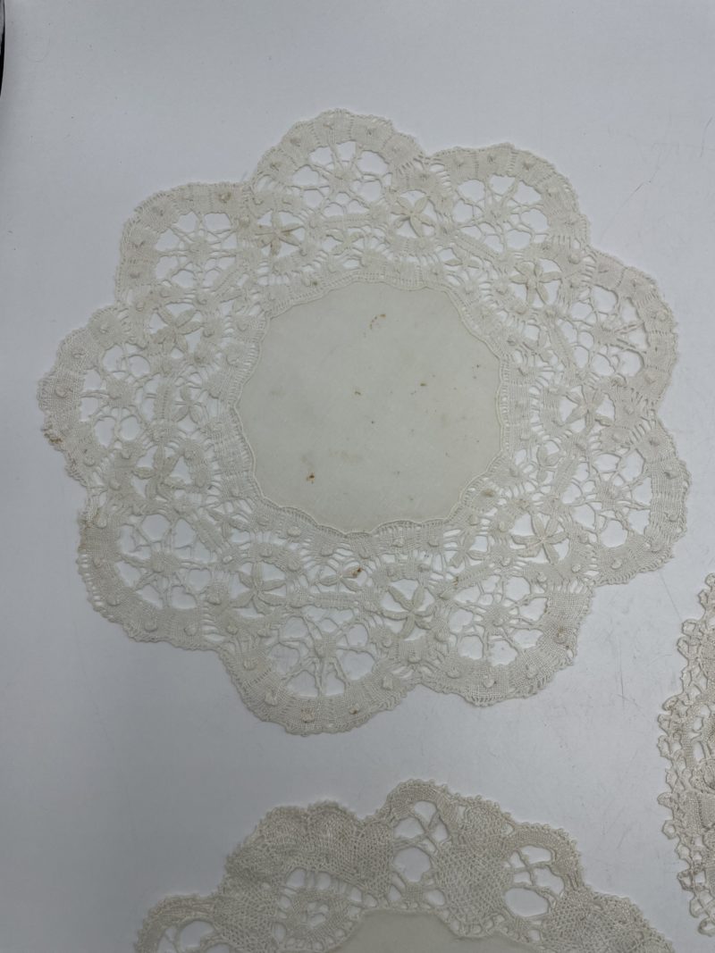 Ensemble 3 napperons vintage dépareillés collerette crochet – Image 8