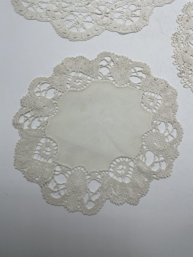 Ensemble 3 napperons vintage dépareillés collerette crochet – Image 3