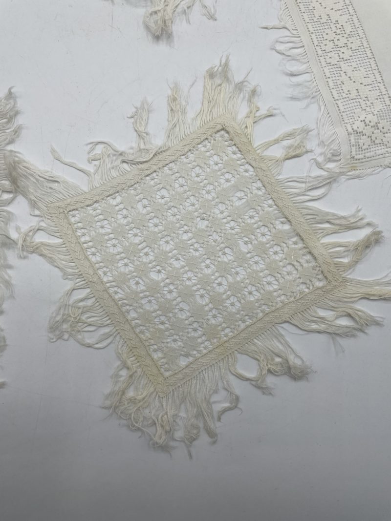 Ensemble napperons carrés vintage au crochet et franges – Image 11