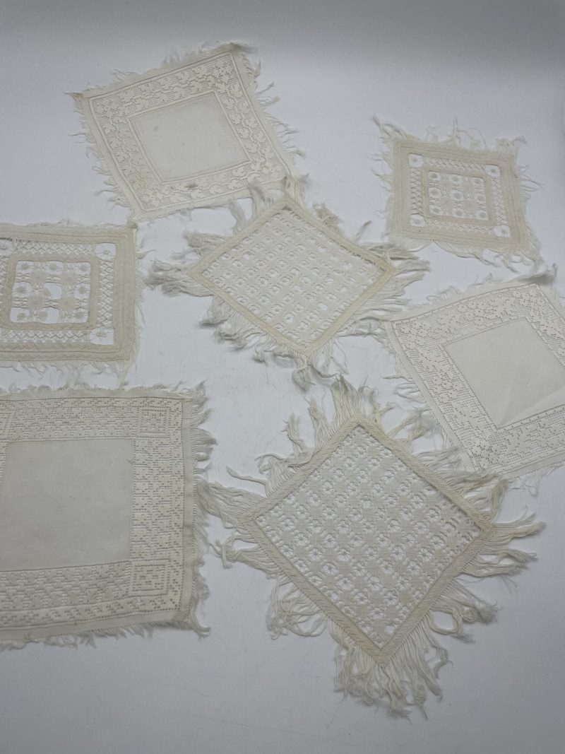 Ensemble napperons carrés vintage au crochet et franges – Image 12