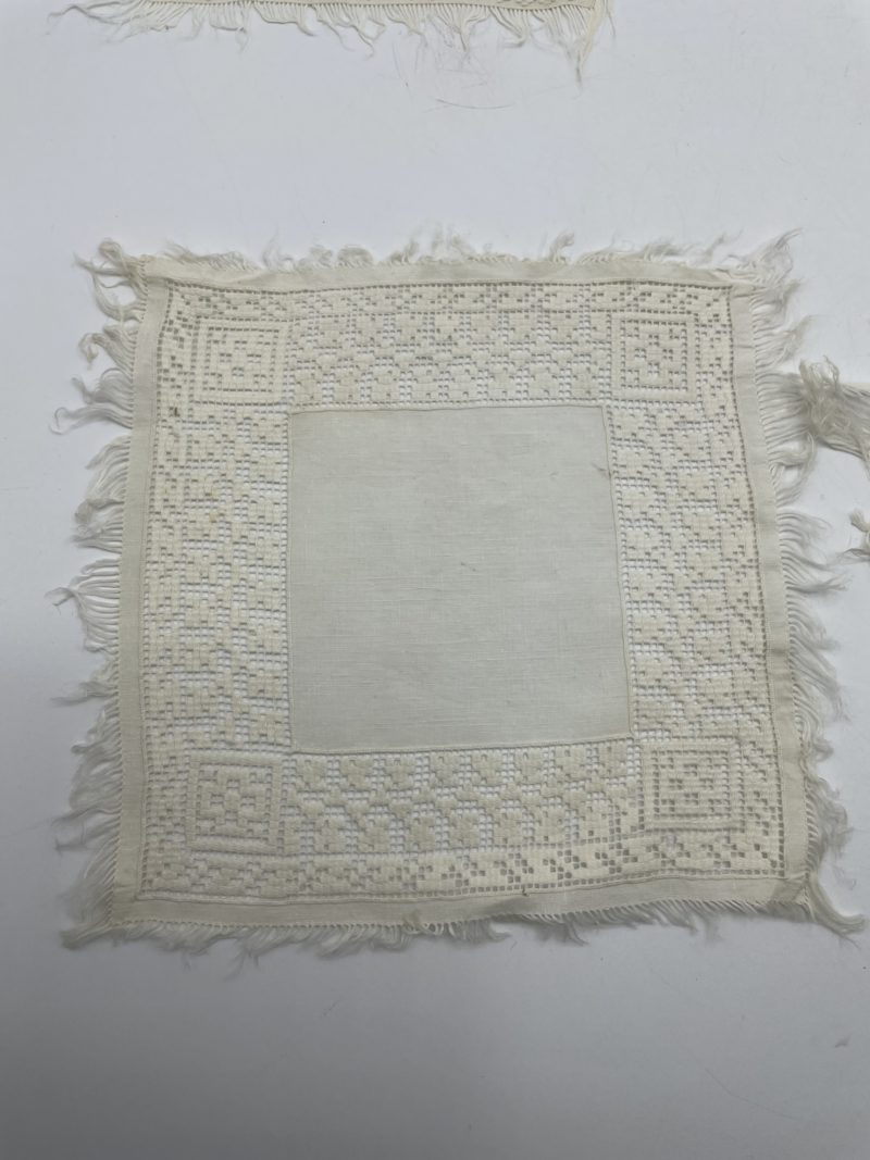 Ensemble napperons carrés vintage au crochet et franges – Image 4
