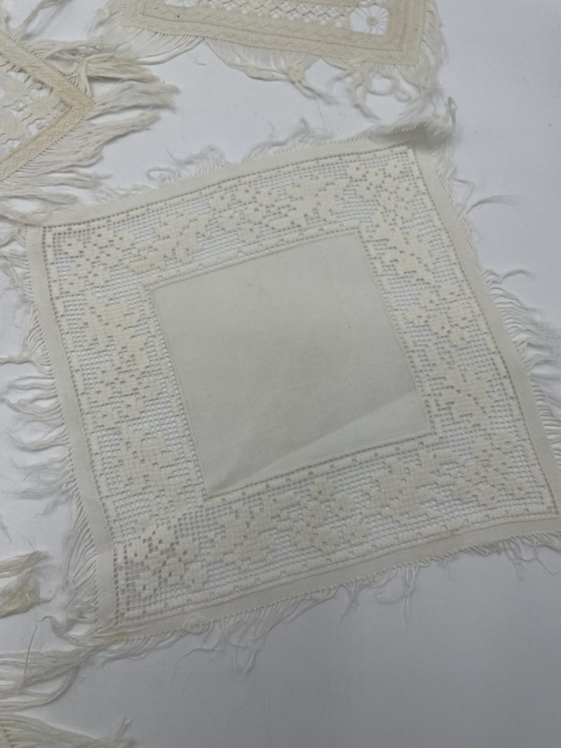 Ensemble napperons carrés vintage au crochet et franges – Image 5
