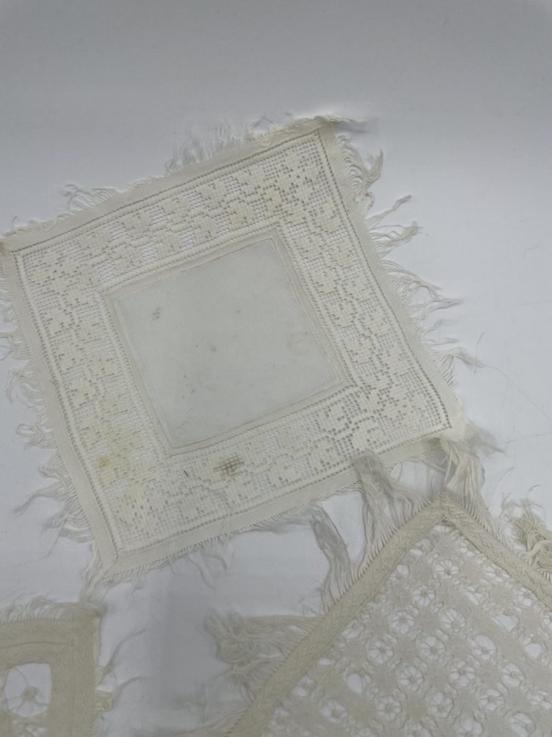 Ensemble napperons carrés vintage au crochet et franges – Image 6