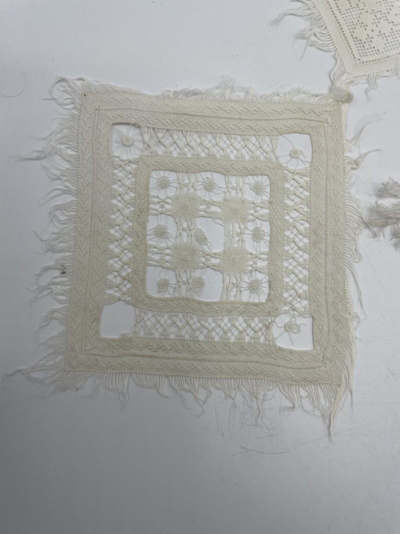 Ensemble napperons carrés vintage au crochet et franges – Image 8