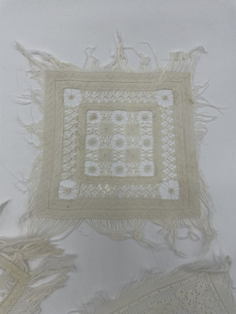 Ensemble napperons carrés vintage au crochet et franges – Image 9
