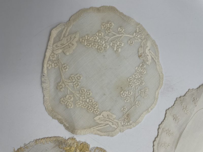 Ensemble 4 napperons vintage dépareillés voile broderie – Image 4