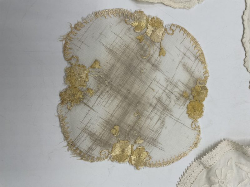 Ensemble 4 napperons vintage dépareillés voile broderie – Image 2