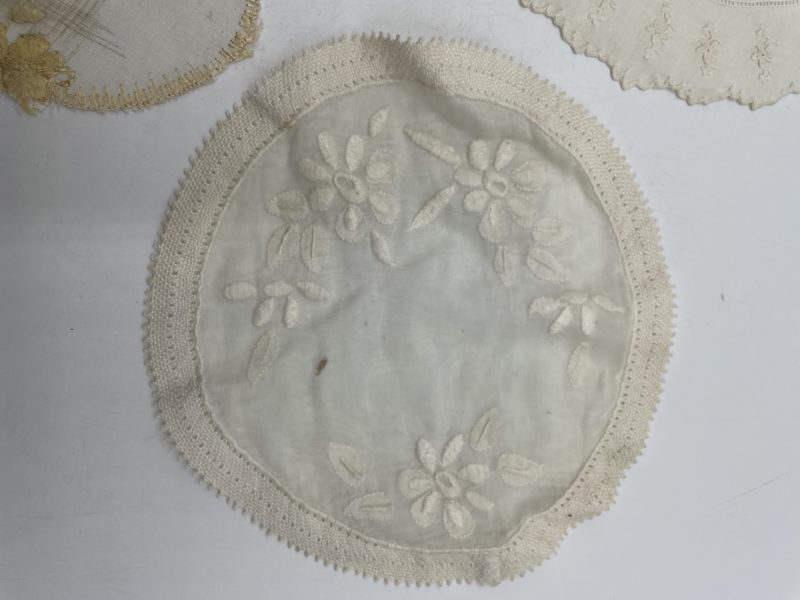 Ensemble 4 napperons vintage dépareillés voile broderie – Image 3