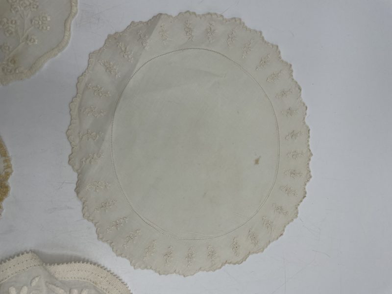 Ensemble 4 napperons vintage dépareillés voile broderie – Image 7