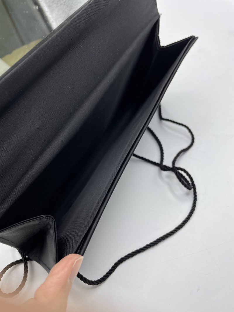 Petite pochette soirée satinée noire vintage – Image 2