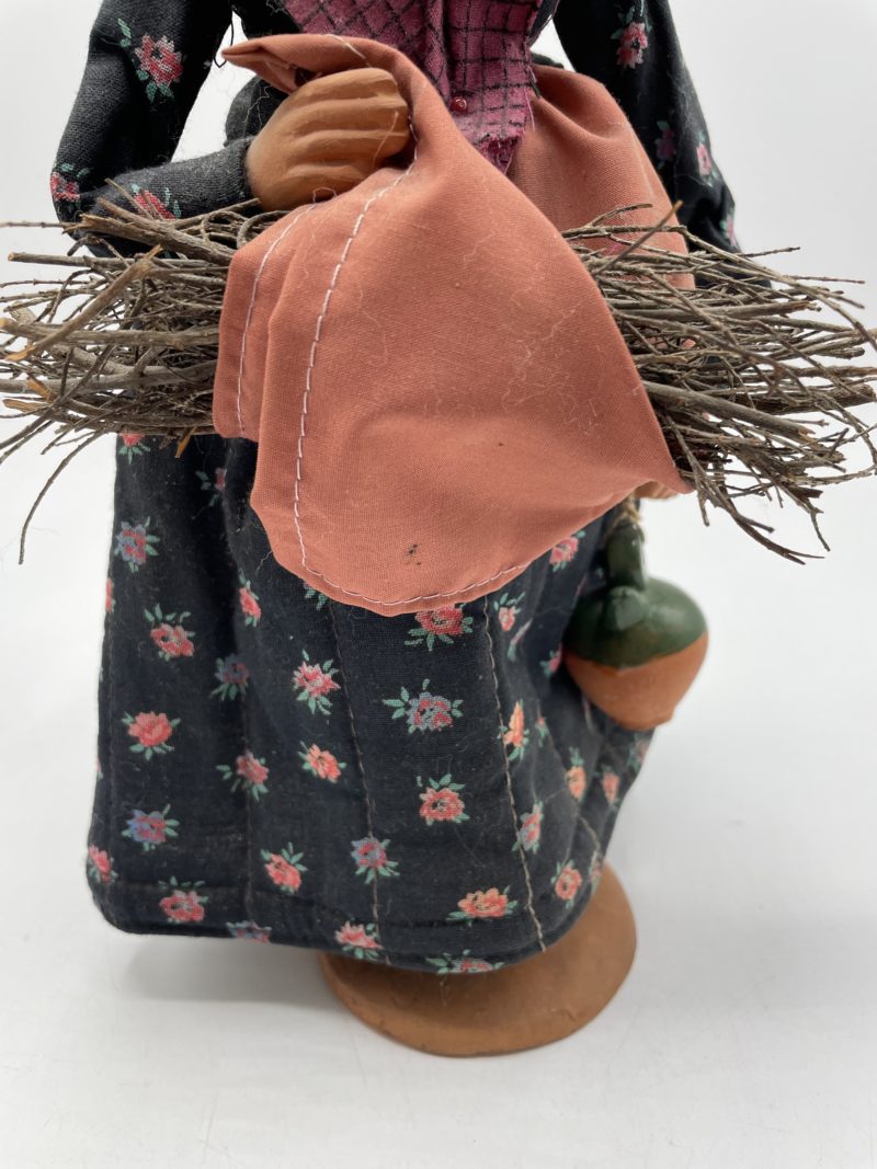 Duo de santons de grande taille collection Jouglas vieille au fagot et paysan – Image 2