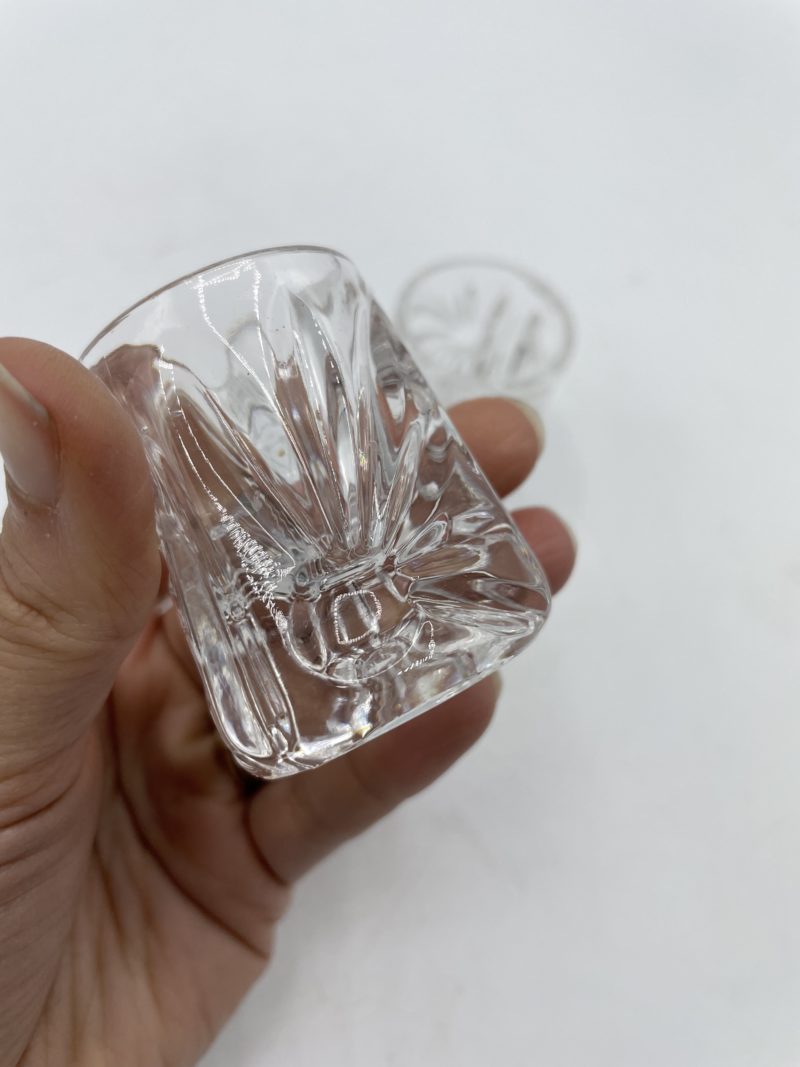 Duo petits verres à shot transparents taillés décor marguerites – Image 5
