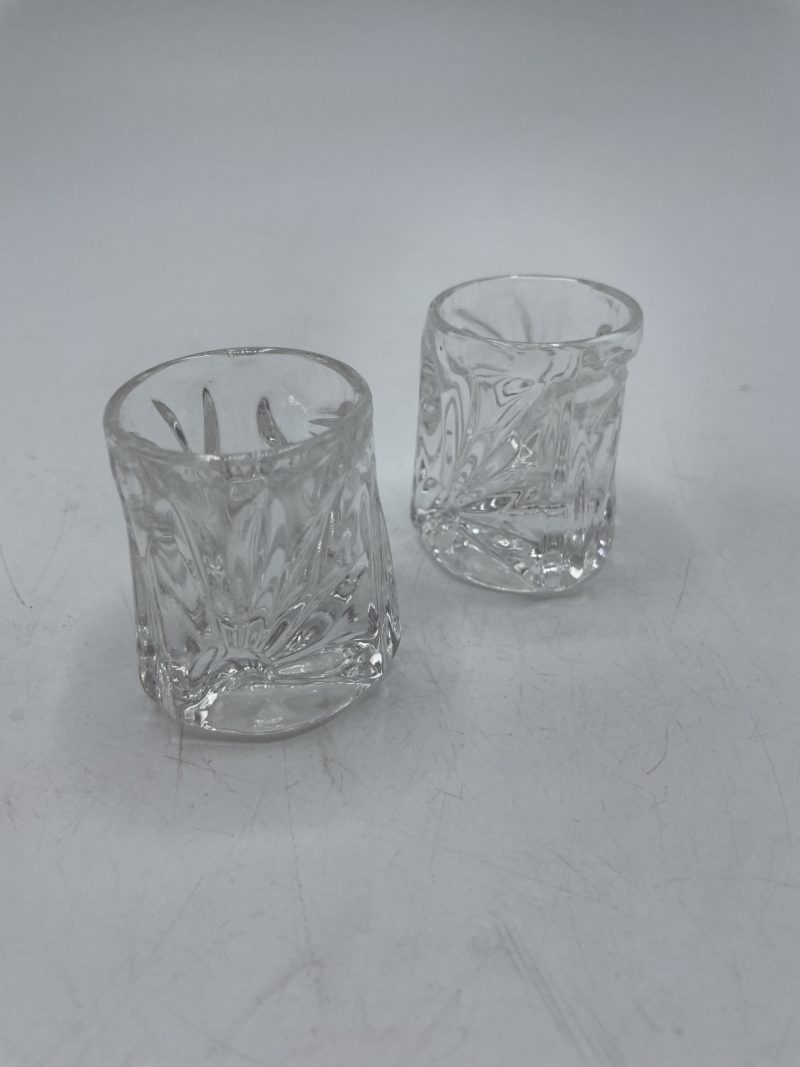 Duo petits verres à shot transparents taillés décor marguerites – Image 3