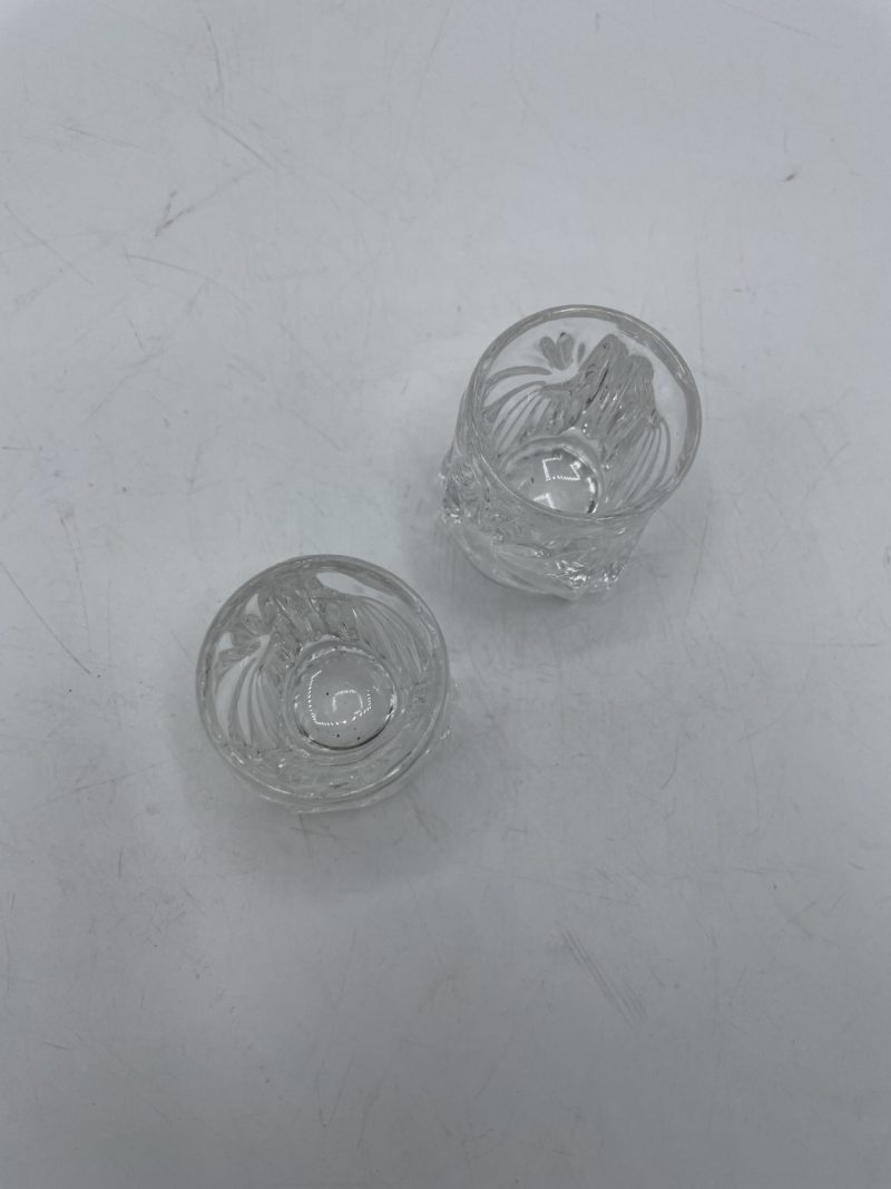 Duo petits verres à shot transparents taillés décor marguerites – Image 2