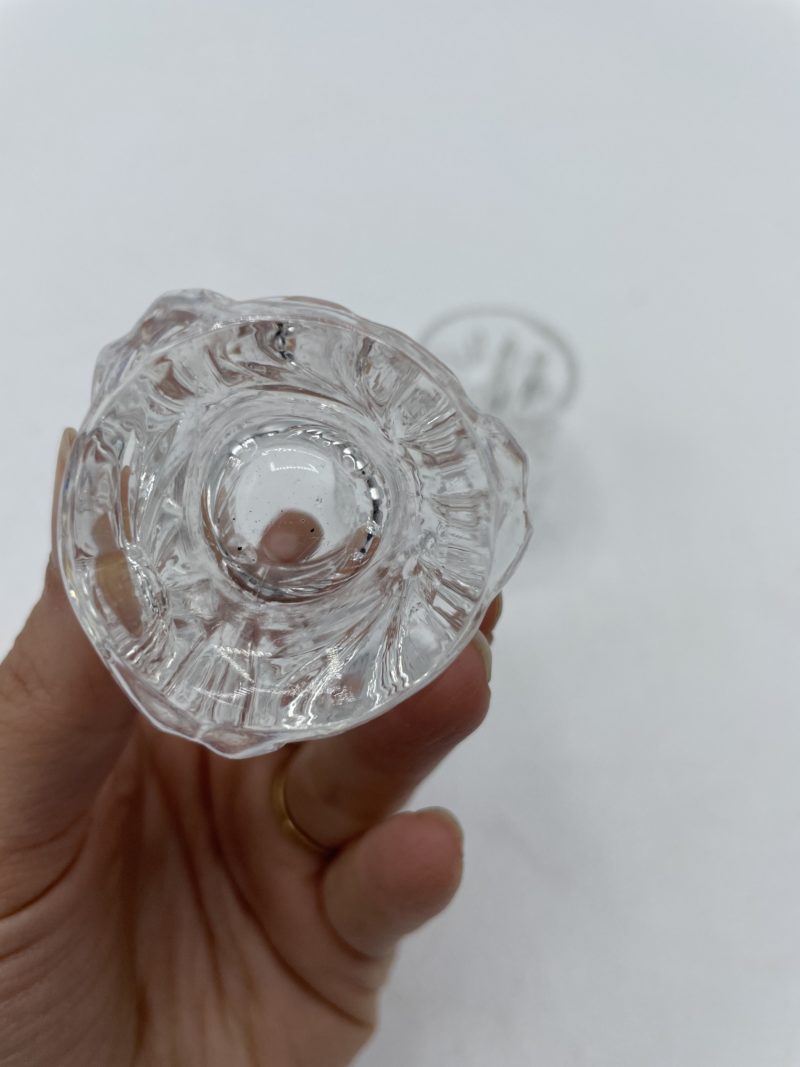 Duo petits verres à shot transparents taillés décor marguerites – Image 4