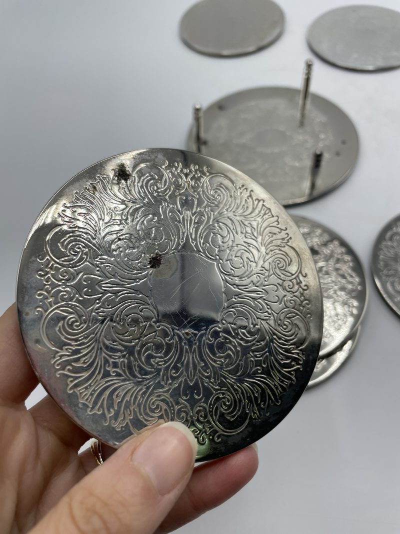 Lot de 6 dessous de verre métal gravé baroque – Image 7