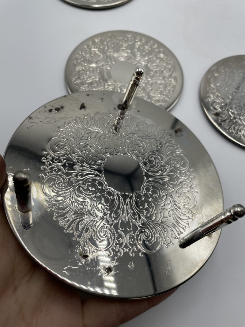Lot de 6 dessous de verre métal gravé baroque – Image 5
