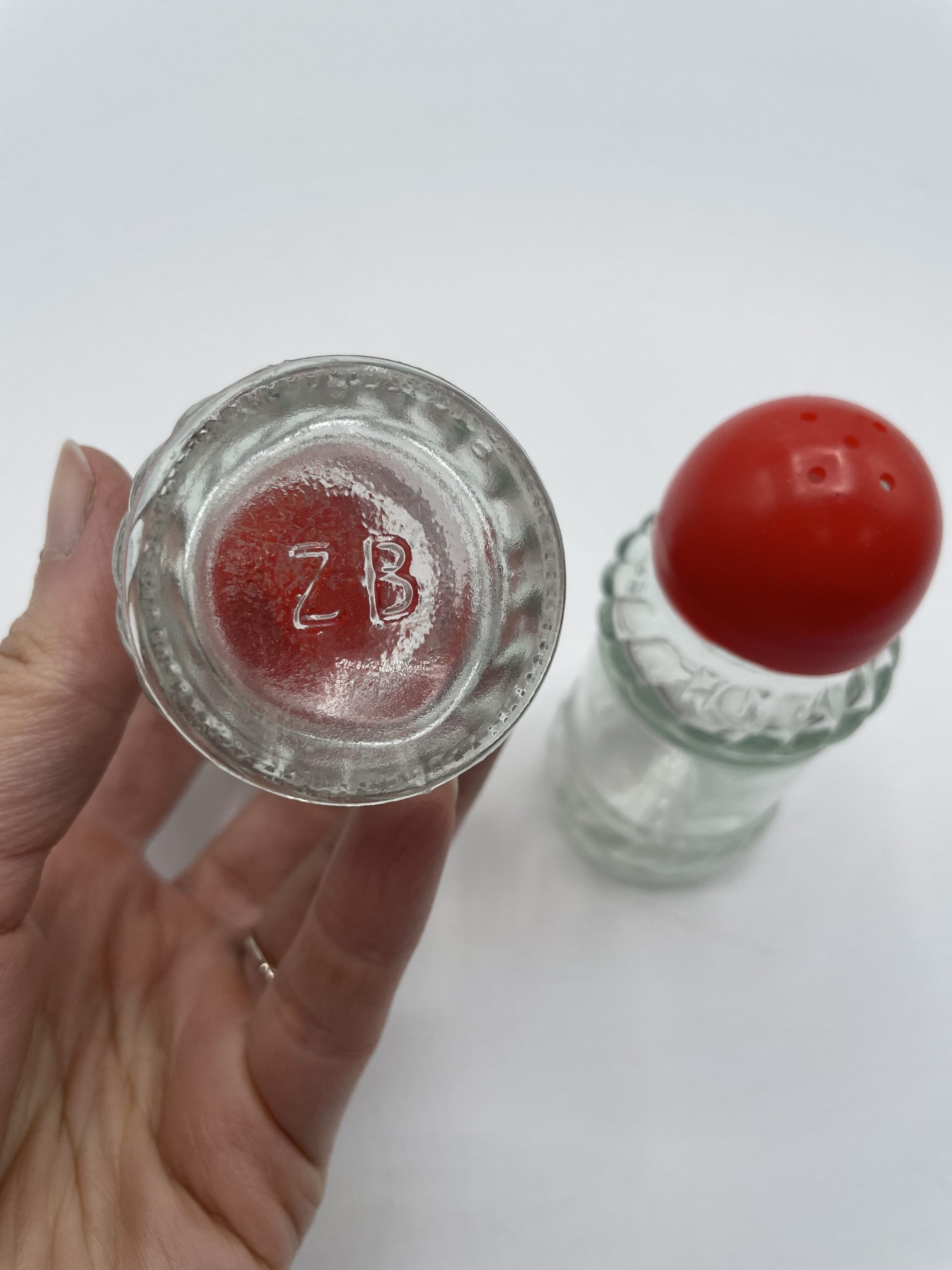 Salières poivrières miniatures vintage verre pressé capuchon rouge