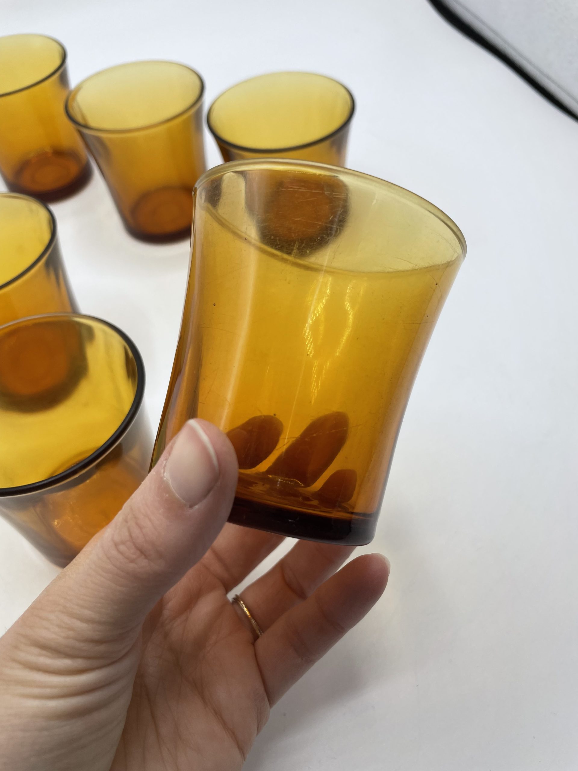 Lot de 6 gobelets à eau vintage verre ambré Duralex - Ressourcerie  Histoires Sans Fin