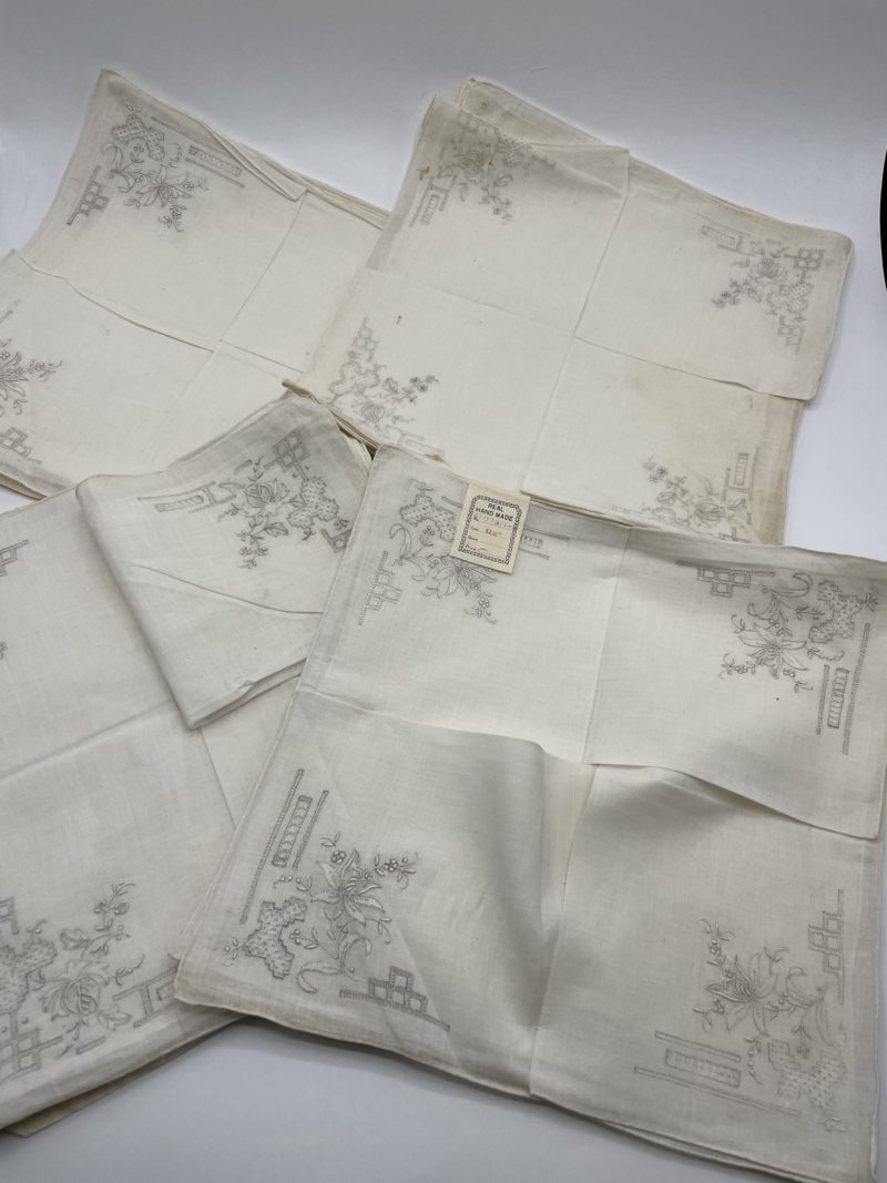 Lot de 12 mouchoirs de dames brodés vintage – Image 3