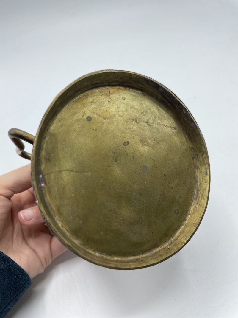 Pot en laiton vintage avec gravure portrait – Image 5