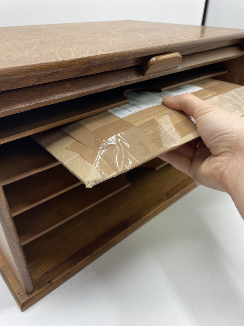 Ancien petit trieur classeur en bois à rideau – Image 7