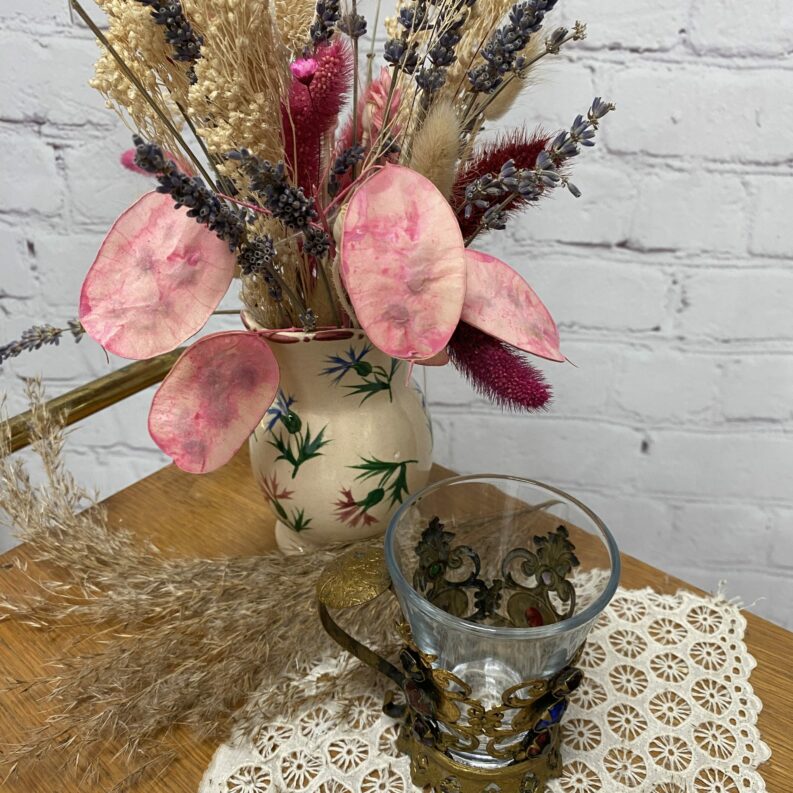 Verre transparent avec sous tasse en métal et perles serties