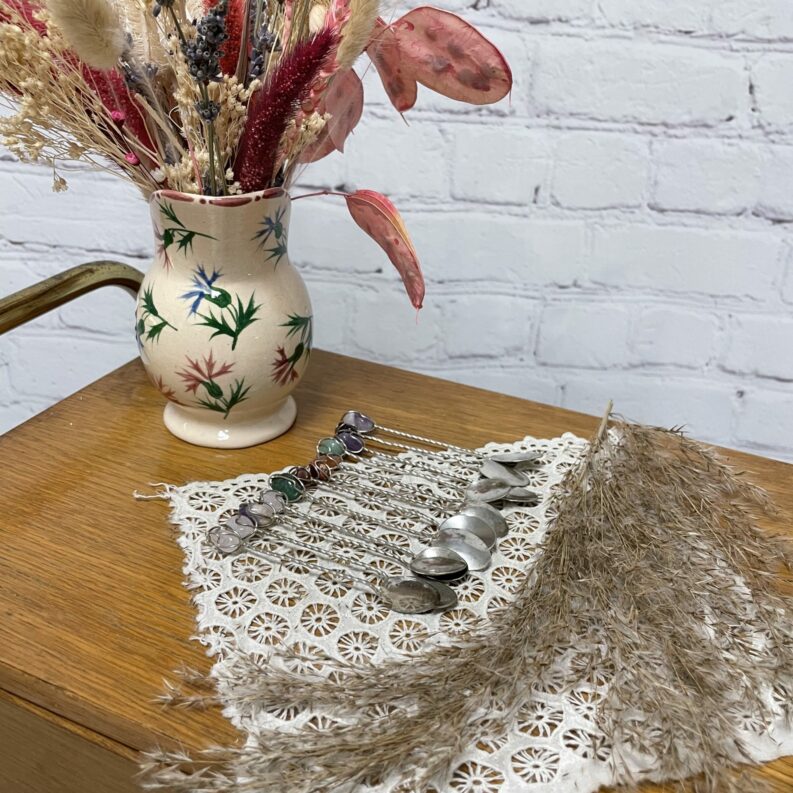 Lot de 12 petites cuillères métal et pierres colorées