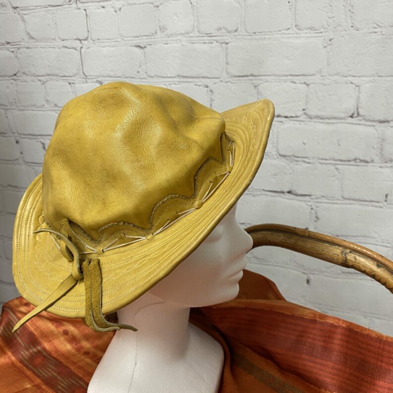 Chapeau de brousse en cuir jaune vintage