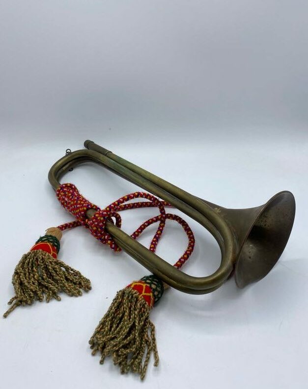 Trompette de cavalerie française ou clairon militaire et son cordon