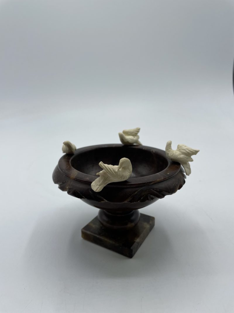 Coupe en albâtre décor colombes fontaine aux oiseaux – Image 6