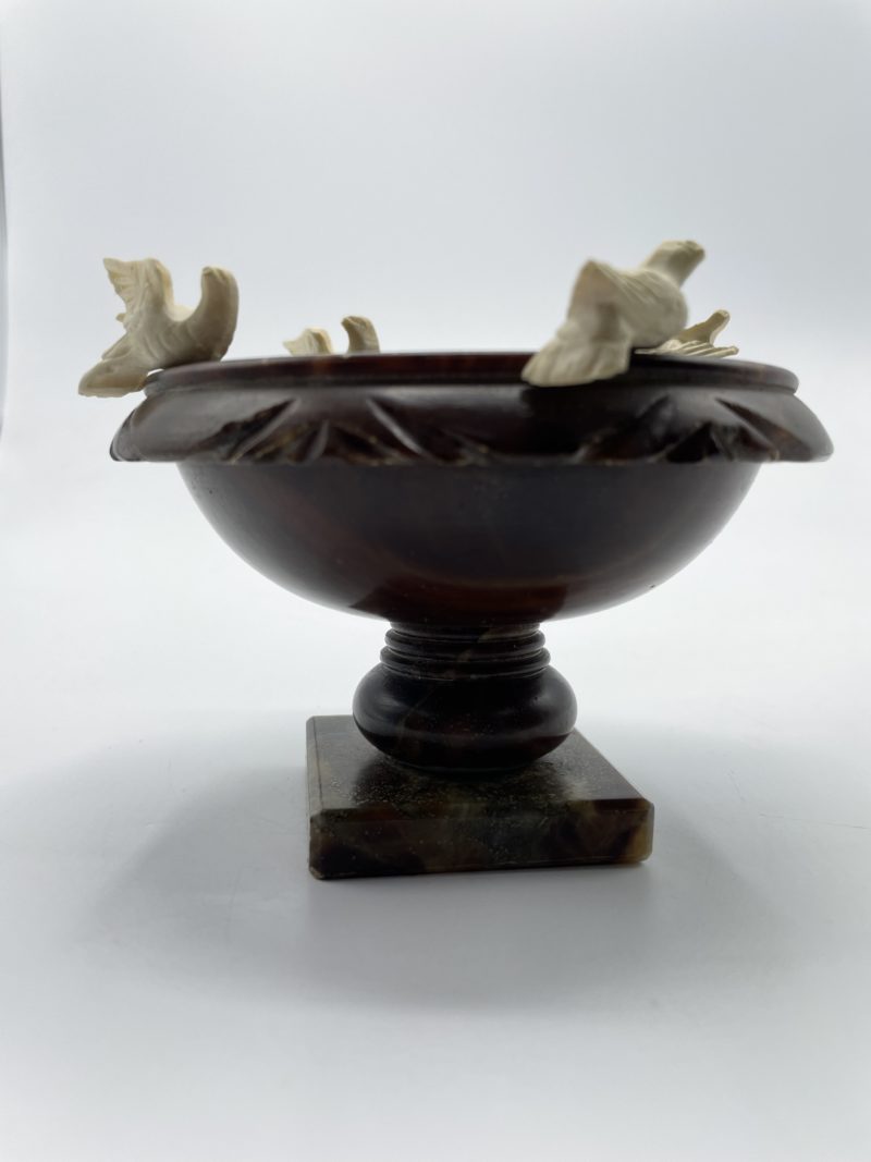 Coupe en albâtre décor colombes fontaine aux oiseaux – Image 2
