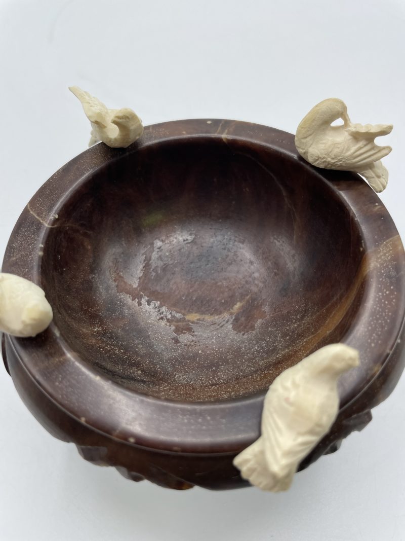 Coupe en albâtre décor colombes fontaine aux oiseaux – Image 3