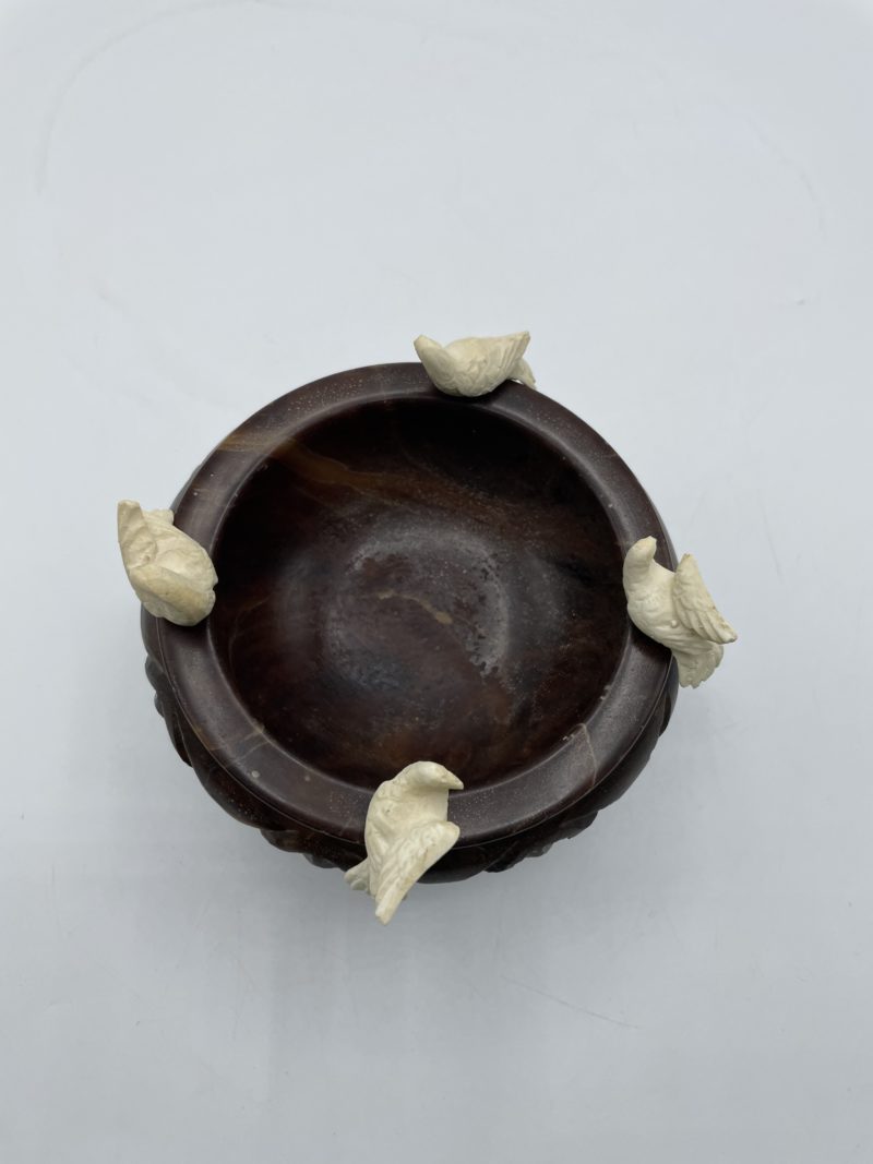 Coupe en albâtre décor colombes fontaine aux oiseaux – Image 4