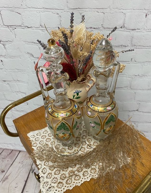 Duo anciennes carafes à liqueur en verre émaillé