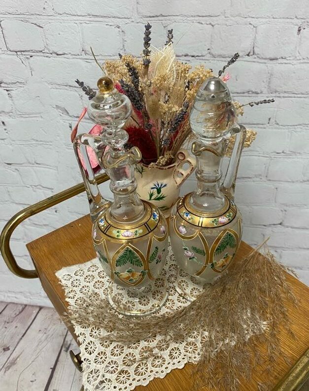 Duo anciennes carafes à liqueur en verre émaillé