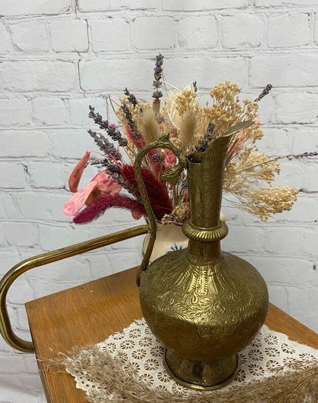 Vase soliflore pichet laiton gravé