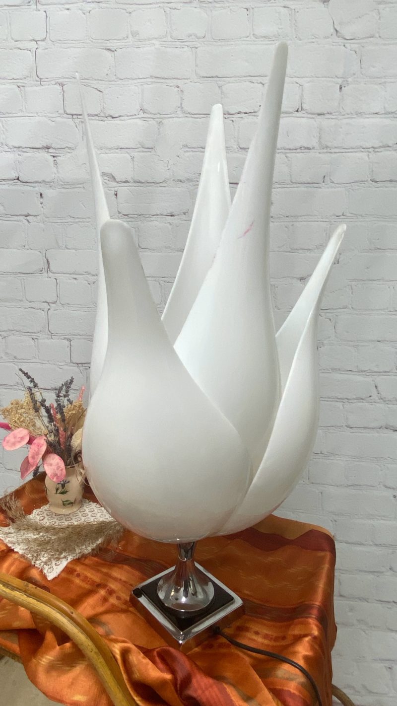 Lampe vintage tulipe design flamme en polycarbonate blanc et pied argent années 70
