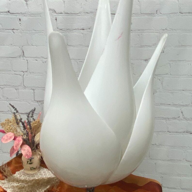 Lampe vintage tulipe design flamme en polycarbonate blanc et pied argent années 70
